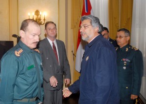 Bernardino Soto Estigarribia (izquierda) era comandante de las fuerzas armadas al inicio del periodo de presidente Fernando Lugo (derecha) foto: Fernando Lugo Méndez